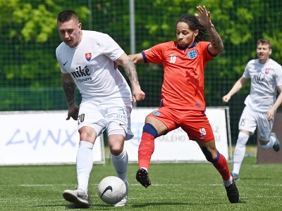 Hráč Slovenska Michal Gere a hráč Anglicka Dominic Morgan-Griffiths bojujú o loptu