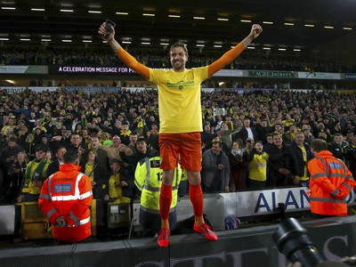 Brankár Tim Krul oslavuje postup Norwichu medzi anglickú elitu