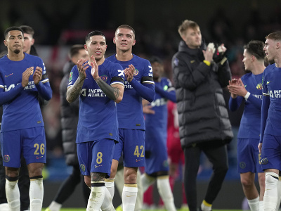 Hráči Chelsea ďakujú fanúšikom po vyhratom zápase