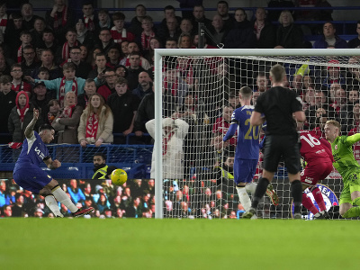 Enzo Fernández (Chelsea) strieľa gól do siete Middlesbrough