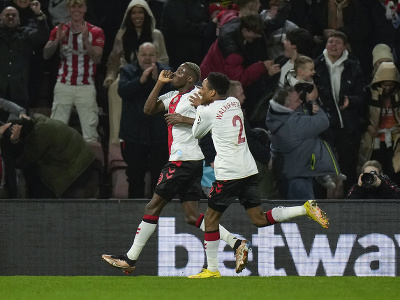 Moussa Djenepo a Kyle Walker-Peters oslavujú gól Southamptonu