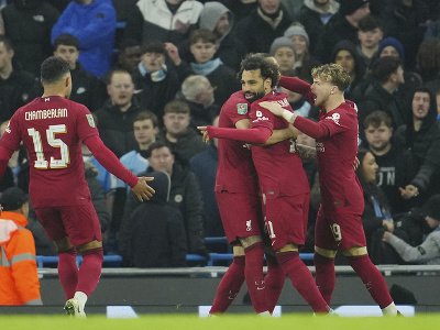 Mohamed Salah (druhý vľavo) z Liverpoolu sa teší z gólu so spoluhráčmi