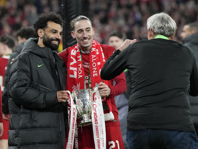 Zranený Mohamed Salah a Kostas Tsimikas sa fotia s trofejou pre víťaza EFL Cupu