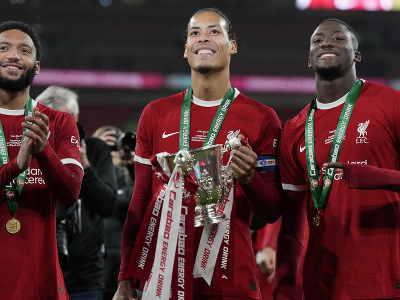 Virgil van Dijk drží trofej pre víťaza EFL Cupu