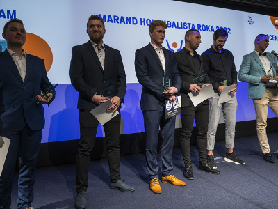 Ocenení Allstars tím zľava Milan Murček, Milan Sobol, Marek Gajdoš, Milan Rampáček, Michal Šalka a Jakub Takáč počas vyhlásenia ankety Hokejbalista roka 2022 v Bratislave