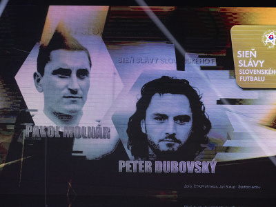 Pavol Molnár (vľavo) a Peter Dubovský, ktorí boli uvedení In memoriam do Siene slávy slovenského futbalu na vyhlásení výsledkov galavečera Futbalista roka za rok 2023