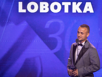 Slovenský futbalový reprezentant Stanislav Lobotka s Cenou fanúšika počas vyhlásenia ankety Futbalista roka 2022.