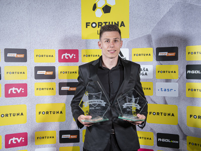 David Hrnčár (ViOn Z. Moravce) s cenami v kategórii Objav sezóny a Najlepší stredopoliar.