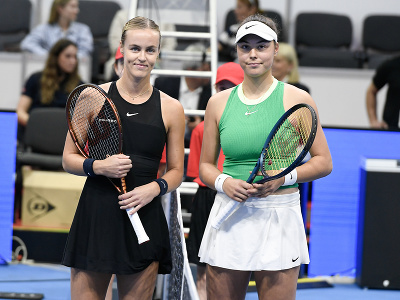 Slovenská tenistka Anna Karolína Schmiedlová (vľavo) pred zápasom s Elou Nalou Miličovou