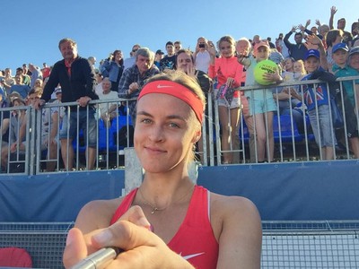 Anna Karolína Schmiedlová a jej víťazná selfie po triumfe nad Watsonovou