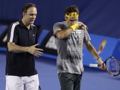 Roger Federer debatuje s trénerom Paulom Annaconeom