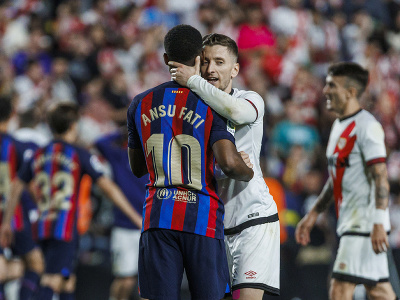 Ivan Balliu (Rayo Vallecano) a Ansu Fati (FC Barcelona) si podávajú ruky po zápase