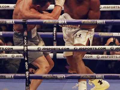 Britský boxer Anthony Joshua (vpravo) zdolal Ukrajinca Vladimira Klička