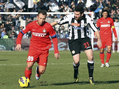 Antonio Cassano a Maurizio Domizzi v súboji o loptu