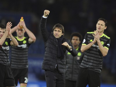 Tréner Antonio Conte (v strede) so svojimi zverencami oslavuje cenný triumf