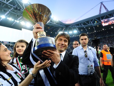 Antonio Conte s manželkou Elisabettou Muscarellovou a dcérkou Vittoriou pri oslavách nedávneho titulu Juventusu Turín