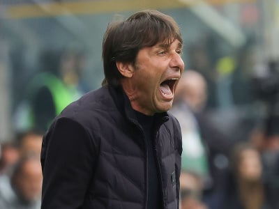 Tréner Antonio Conte reaguje