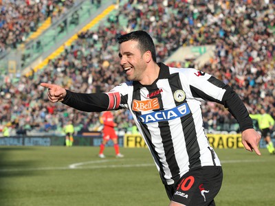 Antonio Di Natale oslavuje svoj gól do siete milánskeho Interu