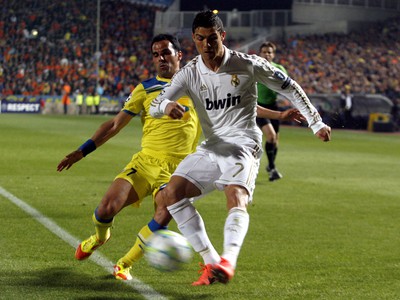 Savvas Poursaitides a Ronaldo v súboji