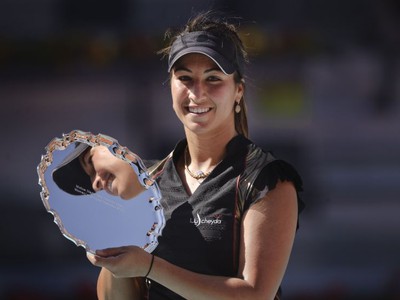 Aravane Rezaiová s trofejou
