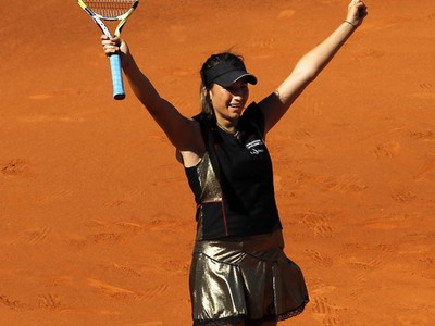 Aravane Rezaiová sa teší z triumfu vo finále