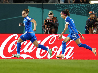 Na snímke talianska hráčka Cristiana Girelliová oslavuje svoj gól do siete Argentíny