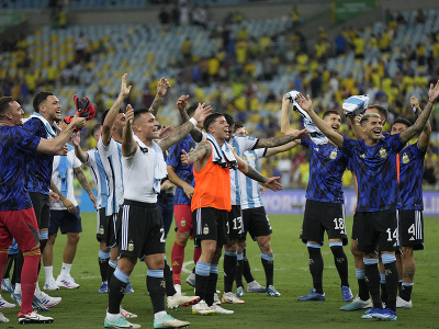 Argentínski hráči ďakujú svojim fanúšikom