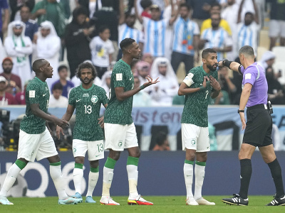 Hráči Saudskej Arábie sa sťažujú po penaltovom rozhodnutí Slavka Vinčića