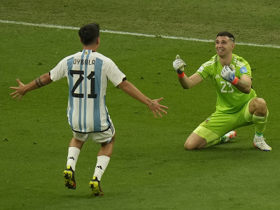 Paulo Dybala oslavuje víťazstvo vo finále s brankárom Emilianom Martínezom