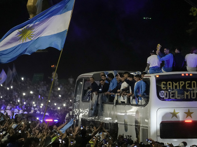 Hráči argentínskej futbalovej reprezentácie mávajú fanúšikom z autobusu po prílete 20. decembra 2022 v Buenos Aires