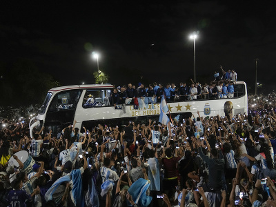 Hráči argentínskej futbalovej reprezentácie mávajú fanúšikom z autobusu po prílete 20. decembra 2022 v Buenos Aires