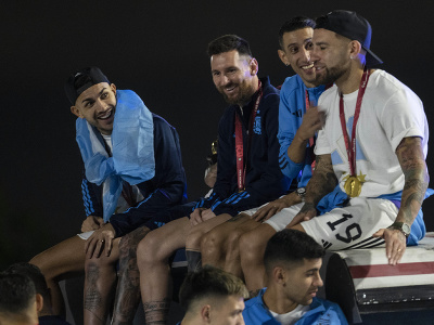 Futbalisti Argentíny oslavujú príchod do krajiny spolu s fanúšikmi