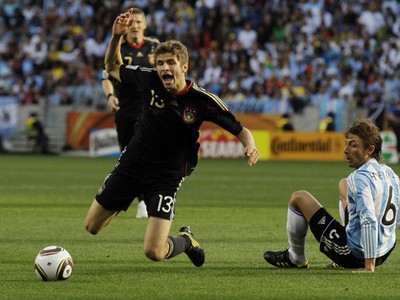 Gabriel Heinze fauloval Thomasa Müllera