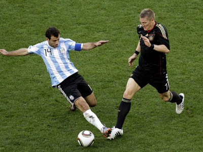 Javier Mascherano a Bastian Schweinsteiger v súboji
