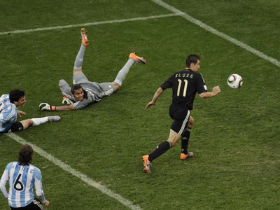 Klose dáva druhý gól stretnutia