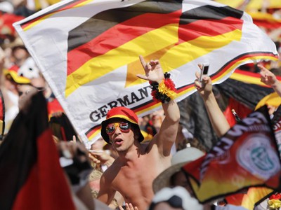 Nemeckí Fanúšikovia počas zápasu