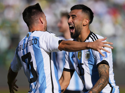 Radujúci sa strelec gólu Nicolas Tagliafico (vľavo) v národnom drese Argentíny