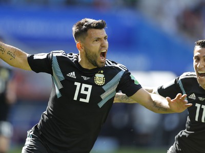 Argentínsky futbalista Sergio Agüero sa teší po strelení gólu