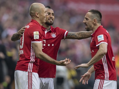 Arjen Robben, Arturo Vidal a Franck Ribéry oslavujú gól Bayernu