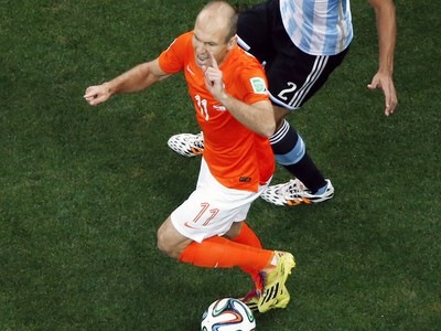Arjen Robben a Ezequiel Garay