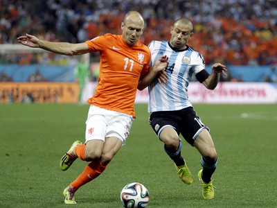 Arjen Robben a Javier Mascherano v súboji o loptu