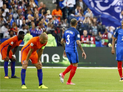 Layvin Kurzawa a Kylian Mbappé (vpravo) oslavujú gól Francúzska, vľavo sklamaný Arjen Robben