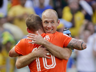 Wesley Sneijder (10) a Arjen Robben oslavujú gól Holandska