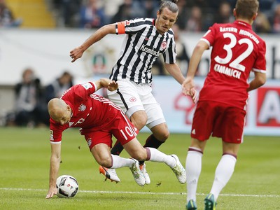 Alexander Meier a Arjen Robben v súboji o loptu
