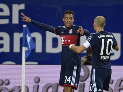 Corentin Tolisso a Arjen Robben oslavujú gól Bayernu