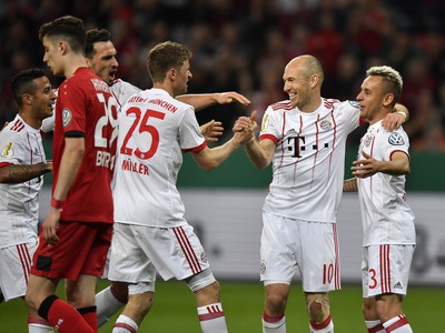 Arjen Robben so spoluhráčmi oslavuje gól Bayernu