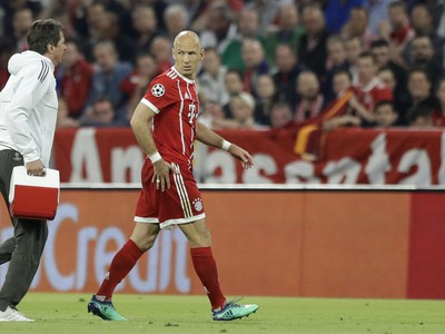 Zranený Arjen Robben opúšťa hraciu plochu