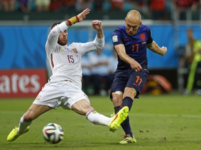 Arjen Robben skóruje cez Sergia Ramosa
