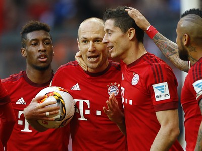 Robert Lewandowski, Arjen Robben a Arturo Vidal oslavujú gól Bayernu