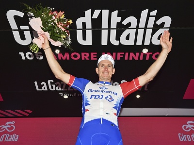 Francúzsky cyklista Arnaud Demare oslavuje na pódiu po jeho víťazstve 5. etapy cyklistických pretekov Giro D'Italia